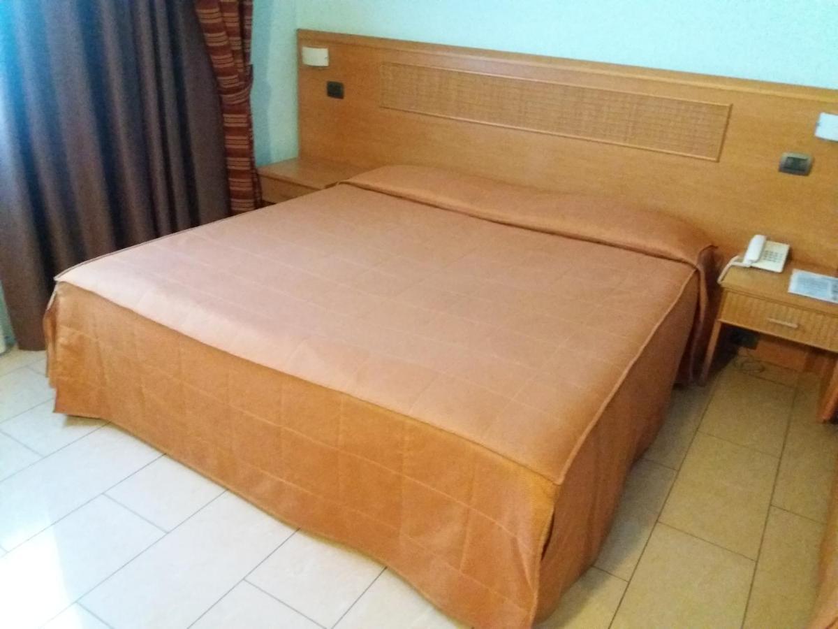 Hotel Panorama Cambiano エクステリア 写真